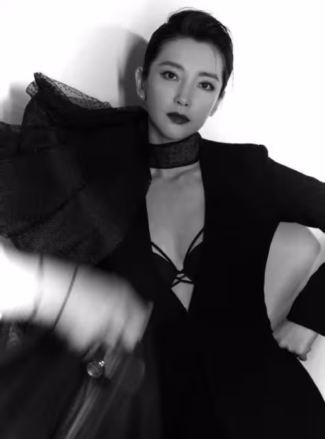 嘉人活動現場生圖曝光，張小斐煙燻妝成全場焦點，李冰冰氣場強大