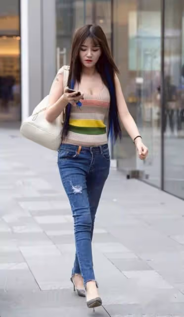 穿緊身牛仔褲打造性感身材，撓頭的樣子好可愛，彩虹色上衣很俏皮