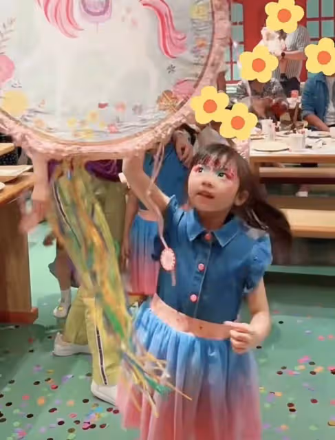 熊黛林為5歲雙胞胎女兒慶生,和婆婆挨靠著,孩子3個姑姑全到場