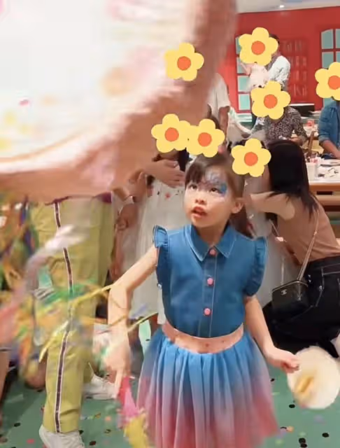 熊黛林為5歲雙胞胎女兒慶生,和婆婆挨靠著,孩子3個姑姑全到場