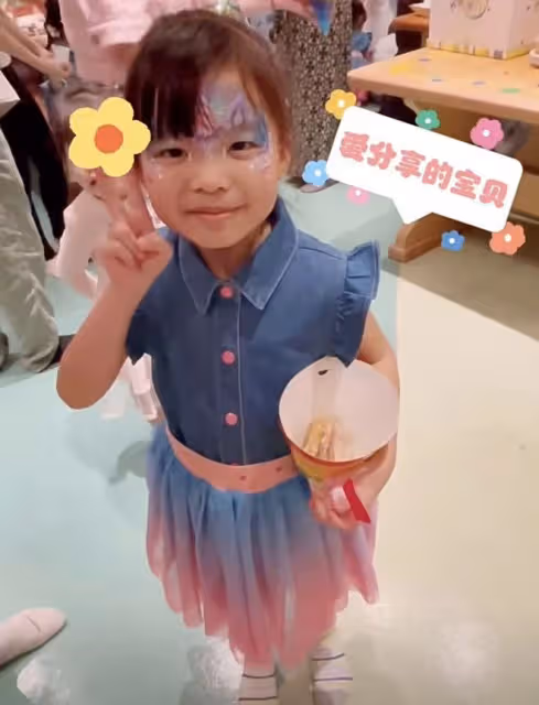 熊黛林為5歲雙胞胎女兒慶生,和婆婆挨靠著,孩子3個姑姑全到場