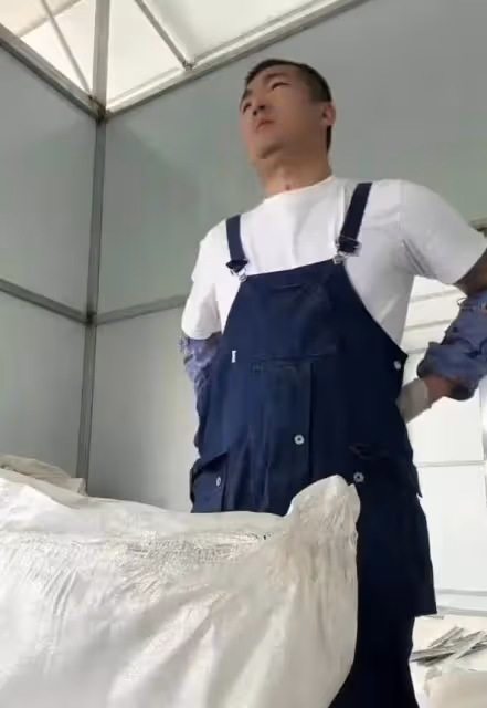 李菁菁:90後前夫生活悽慘,靠搬磚維持生計,女方仍住豪宅吃大餐