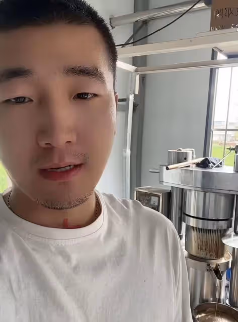 李菁菁:90後前夫生活悽慘,靠搬磚維持生計,女方仍住豪宅吃大餐