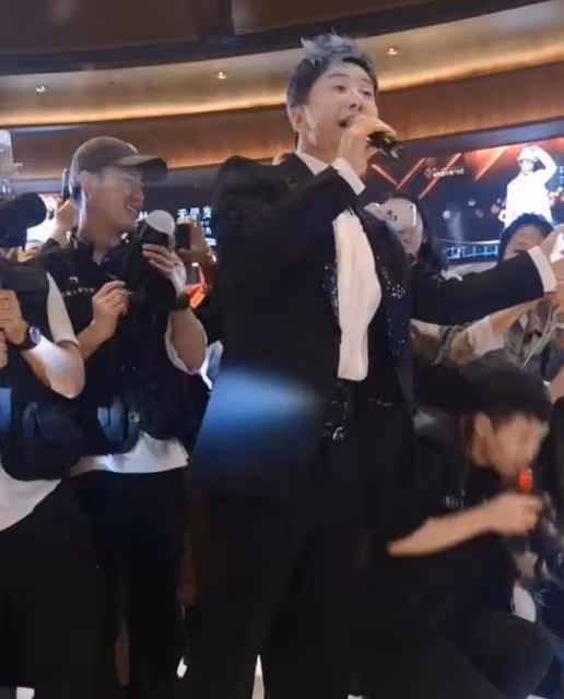 毛寧商演賣力獻唱,還與富婆親密互動,網友:這是楊鈺瑩的替身嗎