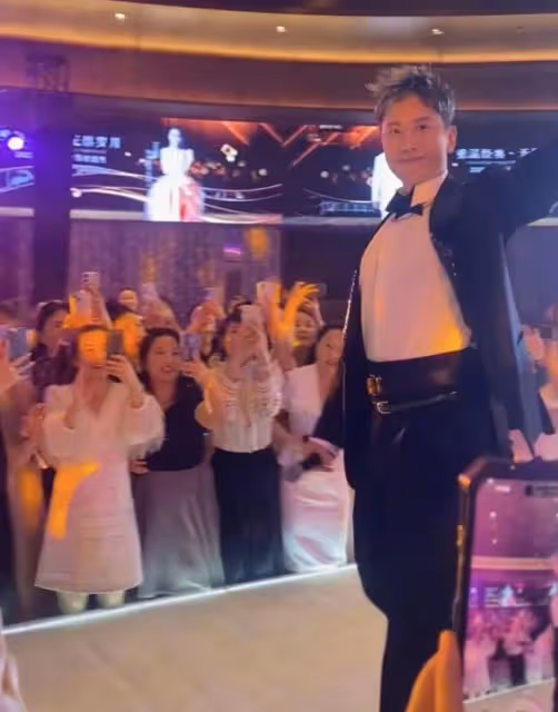毛寧商演賣力獻唱,還與富婆親密互動,網友:這是楊鈺瑩的替身嗎