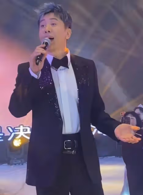 毛寧商演賣力獻唱,還與富婆親密互動,網友:這是楊鈺瑩的替身嗎