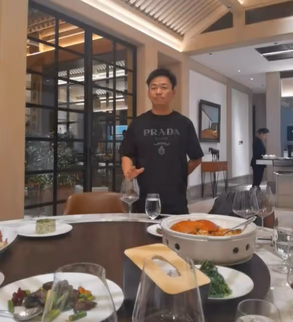 王寶強酒局唱戲驚艷四座,身穿大牌短袖氣質不凡,嘴唇卻略顯蒼白