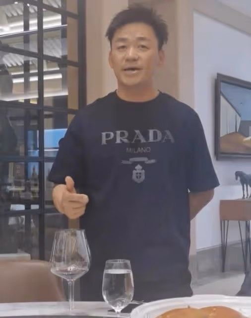 王寶強酒局唱戲驚艷四座,身穿大牌短袖氣質不凡,嘴唇卻略顯蒼白