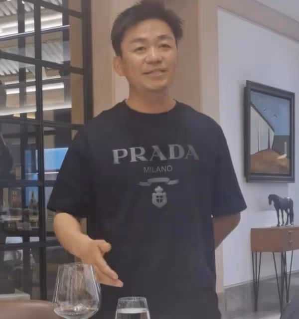 王寶強酒局唱戲驚艷四座,身穿大牌短袖氣質不凡,嘴唇卻略顯蒼白