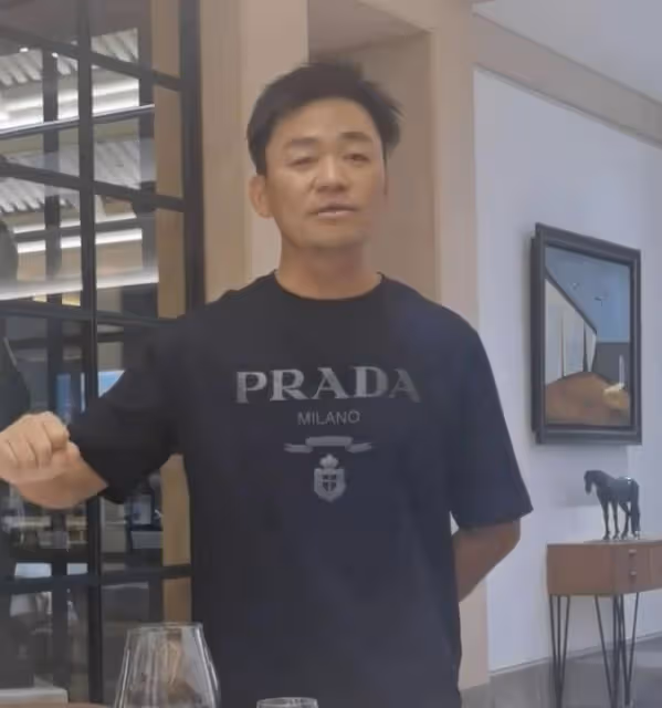 王寶強酒局唱戲驚艷四座,身穿大牌短袖氣質不凡,嘴唇卻略顯蒼白