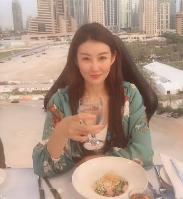 王寶強酒局唱戲驚艷四座,身穿大牌短袖氣質不凡,嘴唇卻略顯蒼白