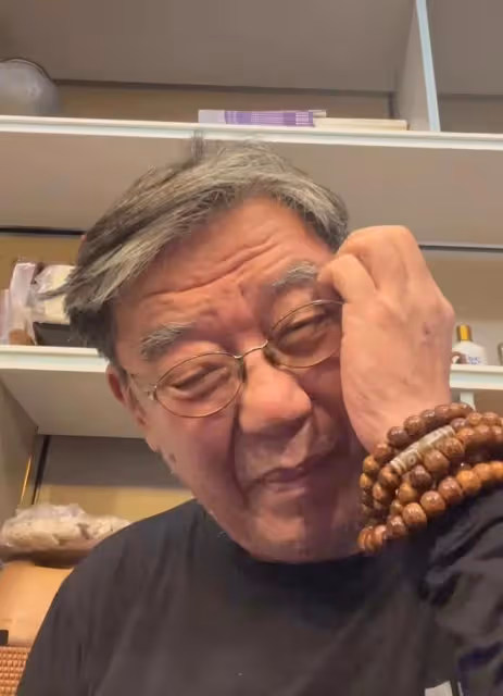 李立群首次直播帶貨就翻車,老淚縱橫,18年普洱茶失誤低價賣粉絲