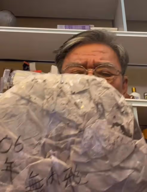 李立群首次直播帶貨就翻車,老淚縱橫,18年普洱茶失誤低價賣粉絲