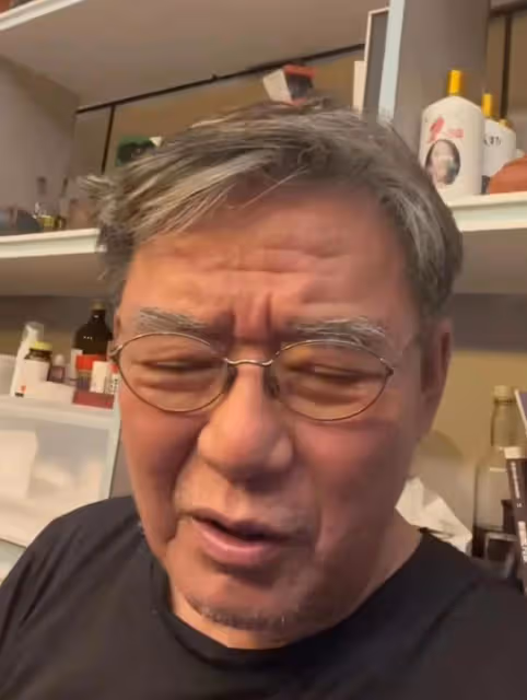 李立群首次直播帶貨就翻車,老淚縱橫,18年普洱茶失誤低價賣粉絲