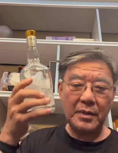 李立群首次直播帶貨就翻車,老淚縱橫,18年普洱茶失誤低價賣粉絲