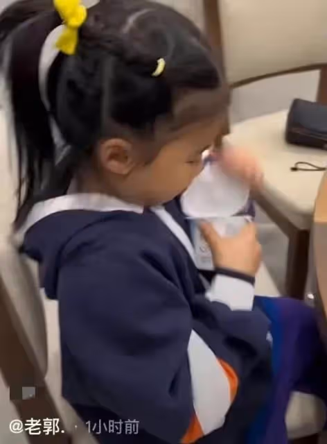 王楠:做飯畫面曝光,手上戴著價值千萬的翡翠手鐲,廚房寬敞明亮
