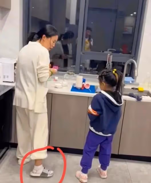 王楠:做飯畫面曝光,手上戴著價值千萬的翡翠手鐲,廚房寬敞明亮