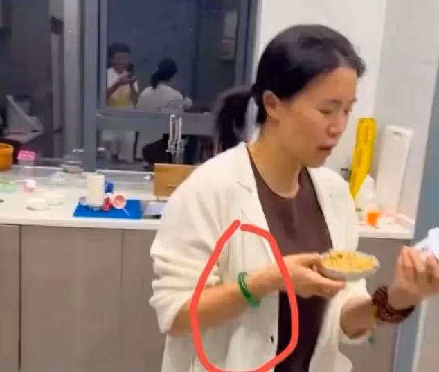 王楠:做飯畫面曝光,手上戴著價值千萬的翡翠手鐲,廚房寬敞明亮