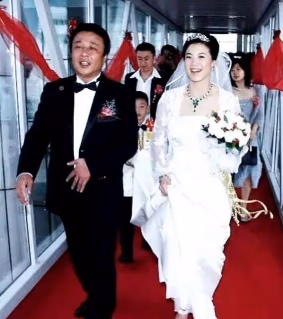 王楠:做飯畫面曝光,手上戴著價值千萬的翡翠手鐲,廚房寬敞明亮