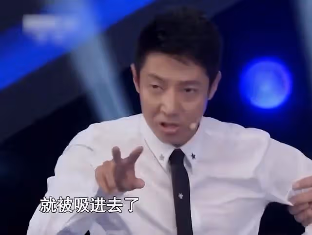 董卿給狗下跪引爭議,3分鐘救場成傳奇,卻險些因一句話斷送前程