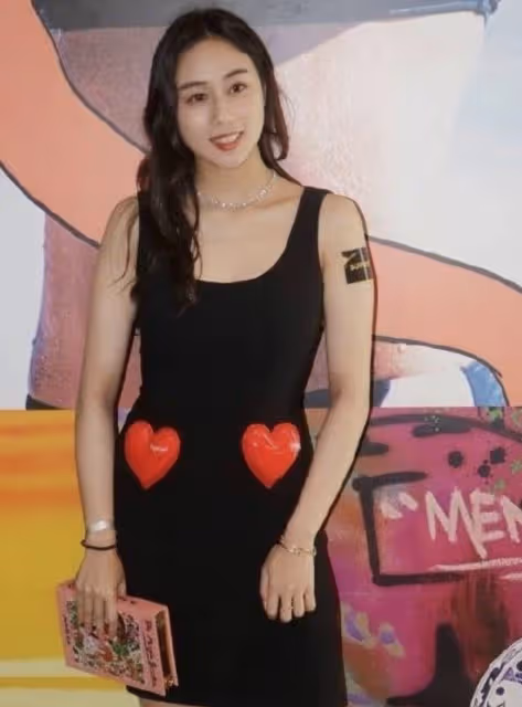 賭王四房女兒何超欣否認與三房何超蓮不和,發文怒斥媒體移花接木