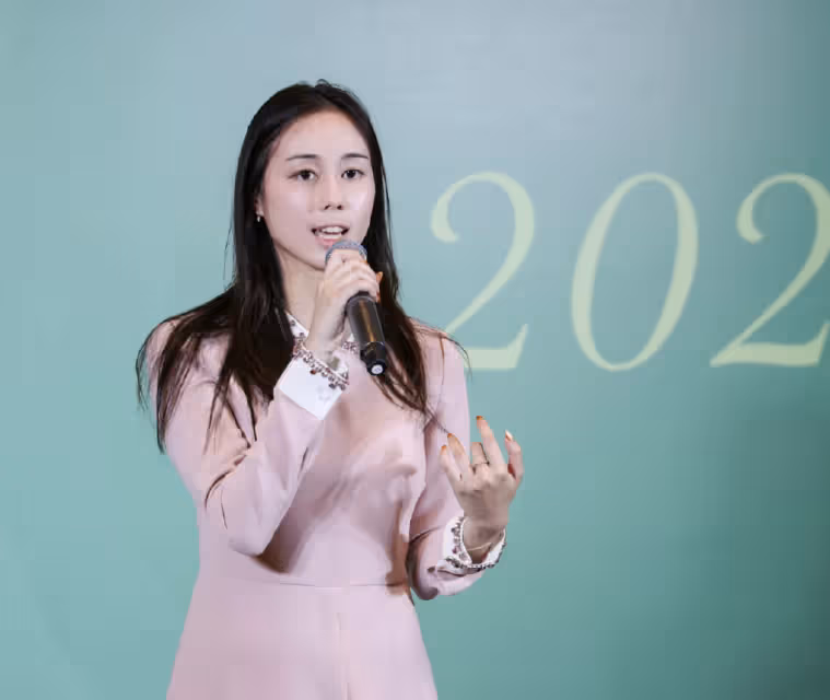 賭王四房女兒何超欣否認與三房何超蓮不和,發文怒斥媒體移花接木