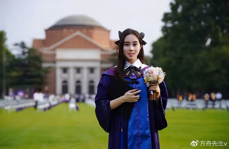 賭王四房女兒何超欣否認與三房何超蓮不和,發文怒斥媒體移花接木