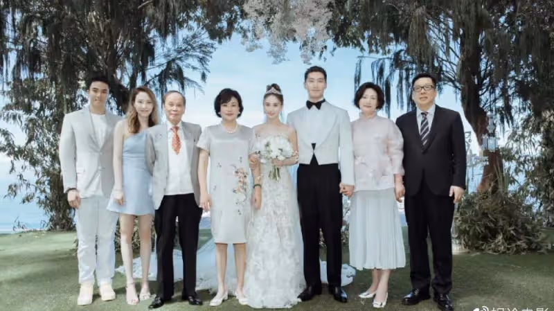 三房明顯不和，奚夢瑤禮節性的送出祝福，而何超欣被指情商低