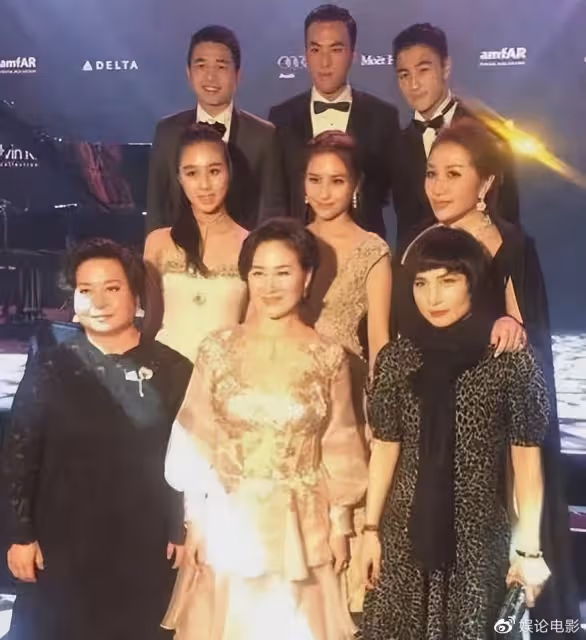 三房明顯不和,奚夢瑤禮節性的送出祝福,而何超欣被指情商低