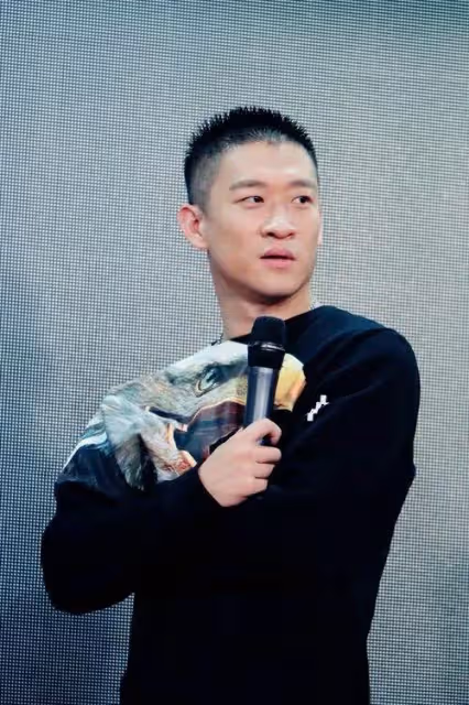 曹雲金曬全家福疑復婚!與前妻為女兒慶生,手握手切蛋糕太溫馨