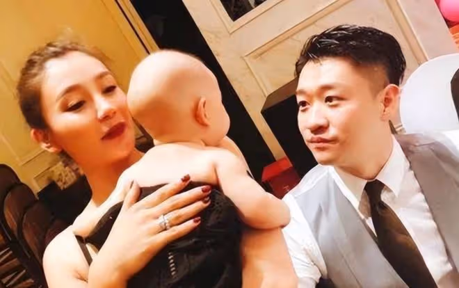 曹雲金曬全家福疑復婚!與前妻為女兒慶生,手握手切蛋糕太溫馨