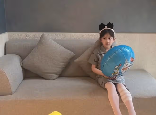 曹雲金曬全家福疑復婚!與前妻為女兒慶生,手握手切蛋糕太溫馨