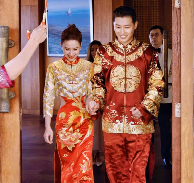 豪門婚禮:竇驍何超蓮官宣,中式禮服和婚宴細節曬出,賭王三太現身!