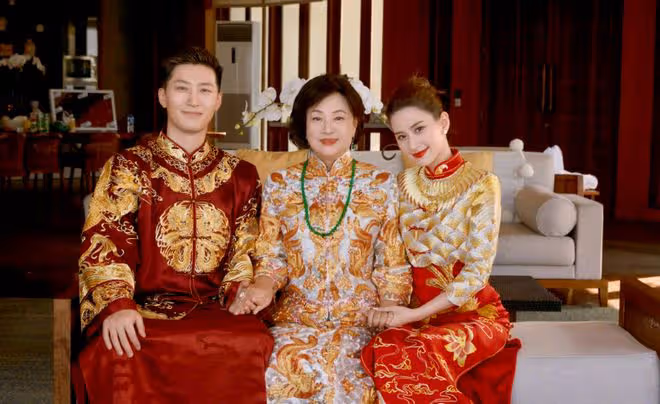 豪門婚禮:竇驍何超蓮官宣,中式禮服和婚宴細節曬出,賭王三太現身!