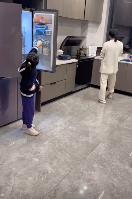 王楠深夜為笑笑下廚,餐桌雜亂打扮隨意,手戴滿綠玻璃種不怕磕碰
