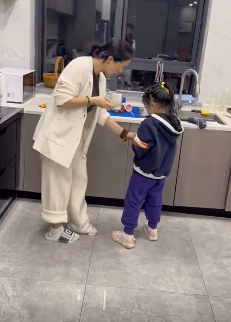 王楠深夜為笑笑下廚,餐桌雜亂打扮隨意,手戴滿綠玻璃種不怕磕碰