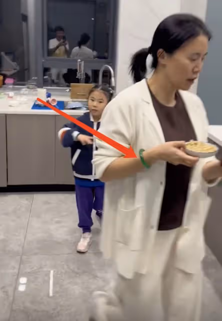 王楠深夜為笑笑下廚,餐桌雜亂打扮隨意,手戴滿綠玻璃種不怕磕碰