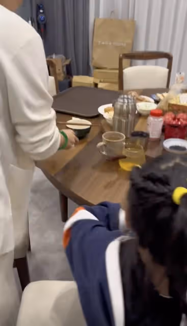 王楠深夜為笑笑下廚,餐桌雜亂打扮隨意,手戴滿綠玻璃種不怕磕碰