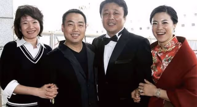 王楠深夜為笑笑下廚,餐桌雜亂打扮隨意,手戴滿綠玻璃種不怕磕碰
