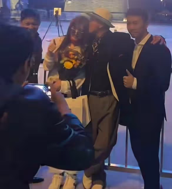 65歲萬梓良不顧已婚身份,緊摟美女親吻!對異性太熱情頻繁惹爭議