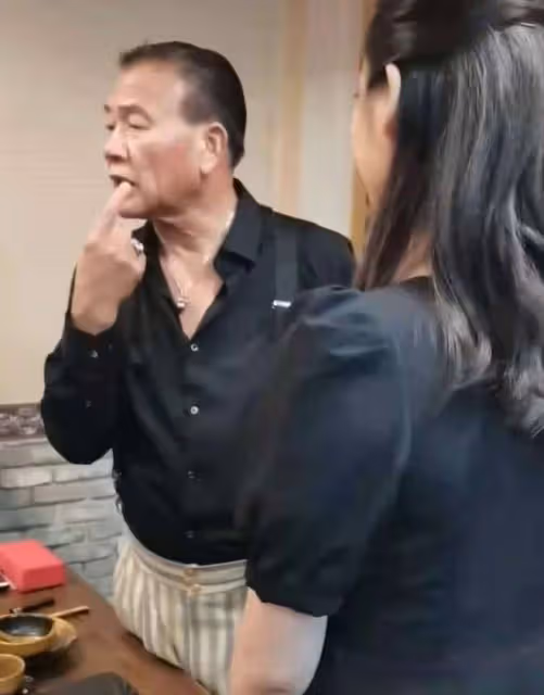 65歲萬梓良不顧已婚身份,緊摟美女親吻!對異性太熱情頻繁惹爭議