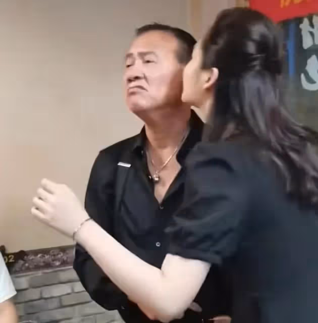 65歲萬梓良不顧已婚身份,緊摟美女親吻!對異性太熱情頻繁惹爭議