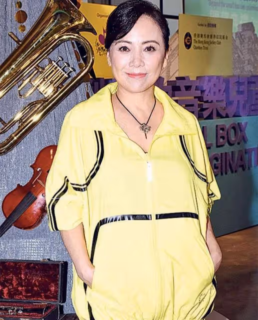 57歲港星鄧萃雯接父親到北京養老，超愛吃填鴨，喜歡當地四季分明
