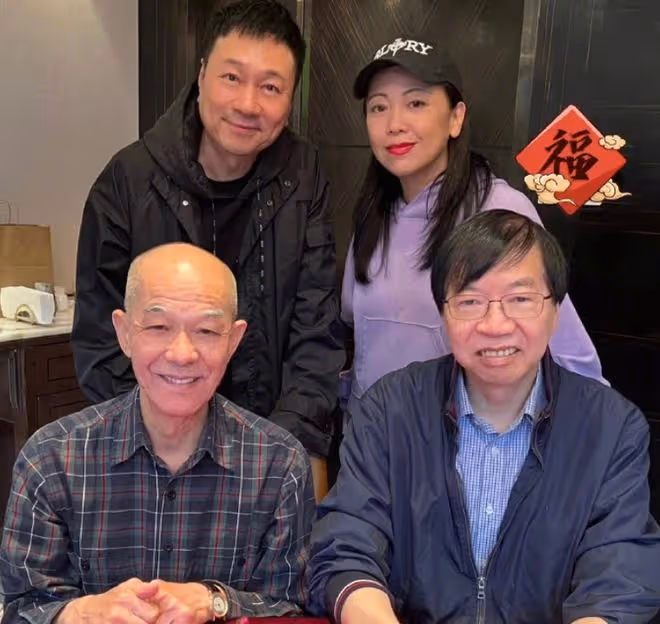 57歲港星鄧萃雯接父親到北京養老，超愛吃填鴨，喜歡當地四季分明
