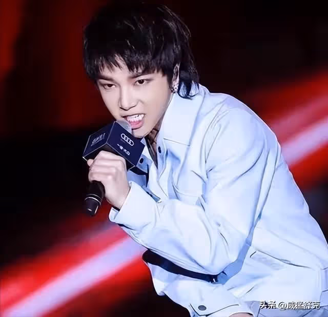 富二代華晨宇,官二代曲婉婷,兩人走上了相同的不歸路