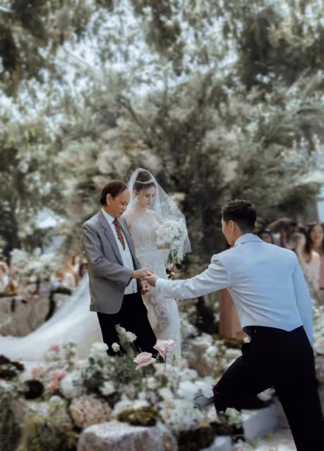 何超蓮大婚細節曝光,竇驍設計以「蓮」為主題婚禮,要捧她為公主