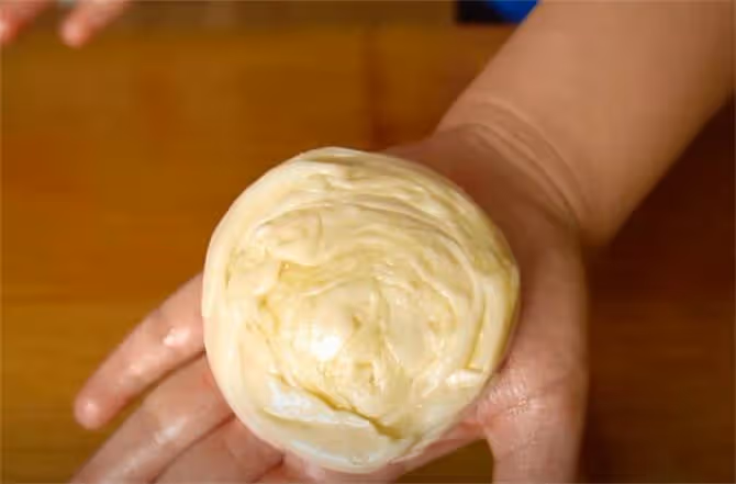 麵粉里潑勺油，教你在家做千層手抓餅，酥脆鬆軟，吃著太香了