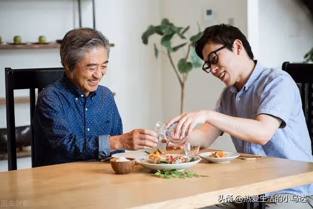 我下崗補償了50萬，妻子卻告訴兒子10萬，一次住院才明白其中用意
