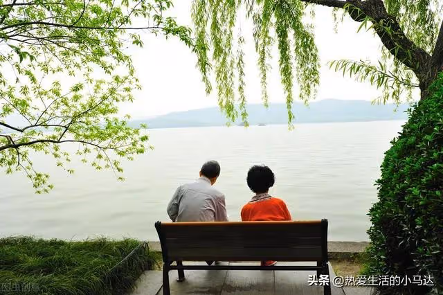 公婆每月出5千,想請兒媳回來伺候,兒媳卻哭訴:我寧願上班賺3千