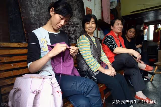 公婆每月出5千,想請兒媳回來伺候,兒媳卻哭訴:我寧願上班賺3千
